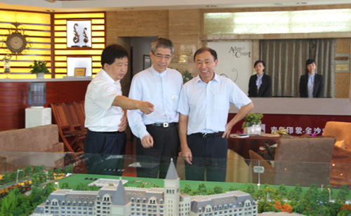 信義房屋董事長周俊吉參觀青島印象·金沙灘